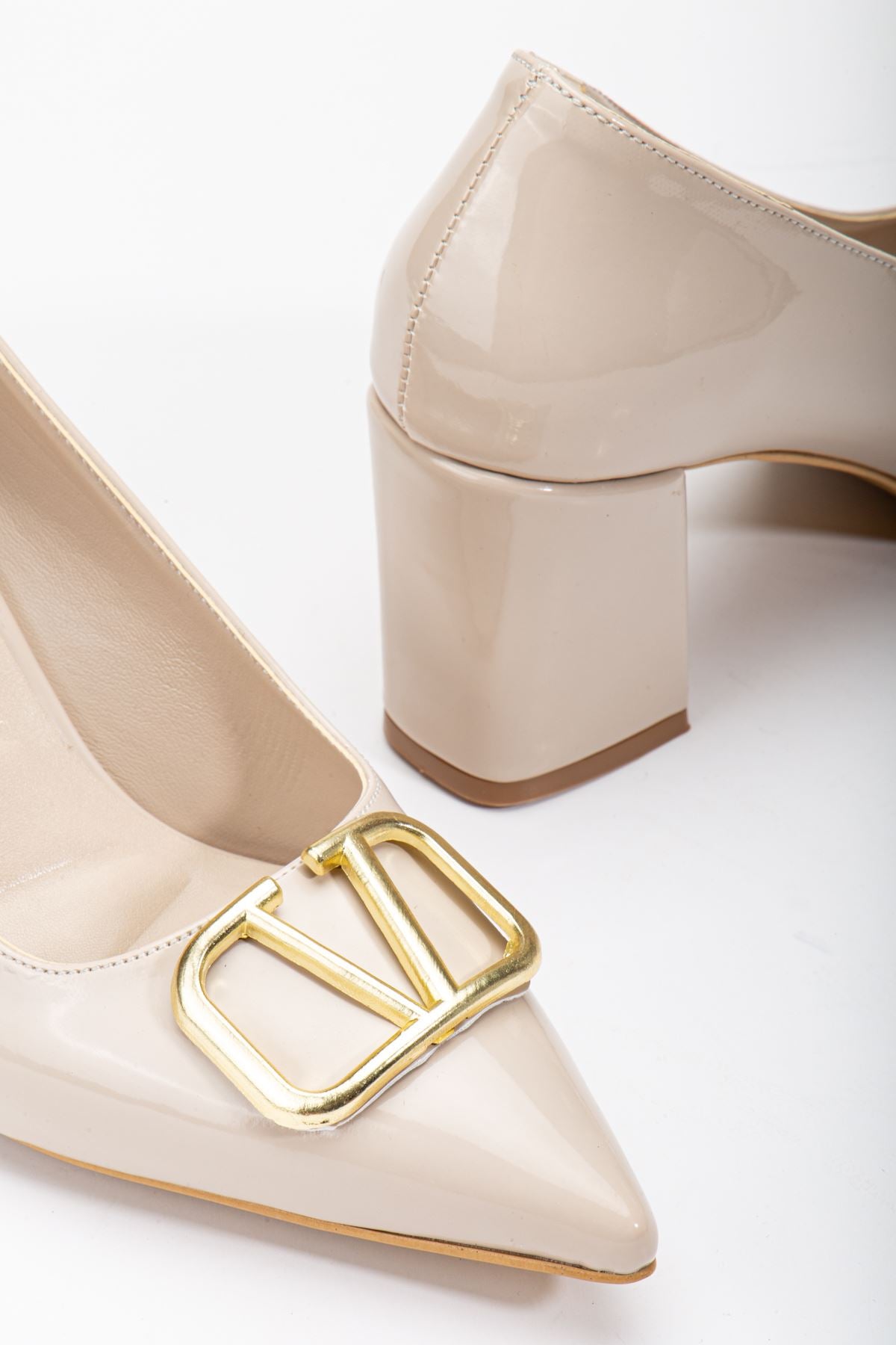 Cream Patent Leather Buckle Detailed Thick Heeled Shoes - STREETMODE™