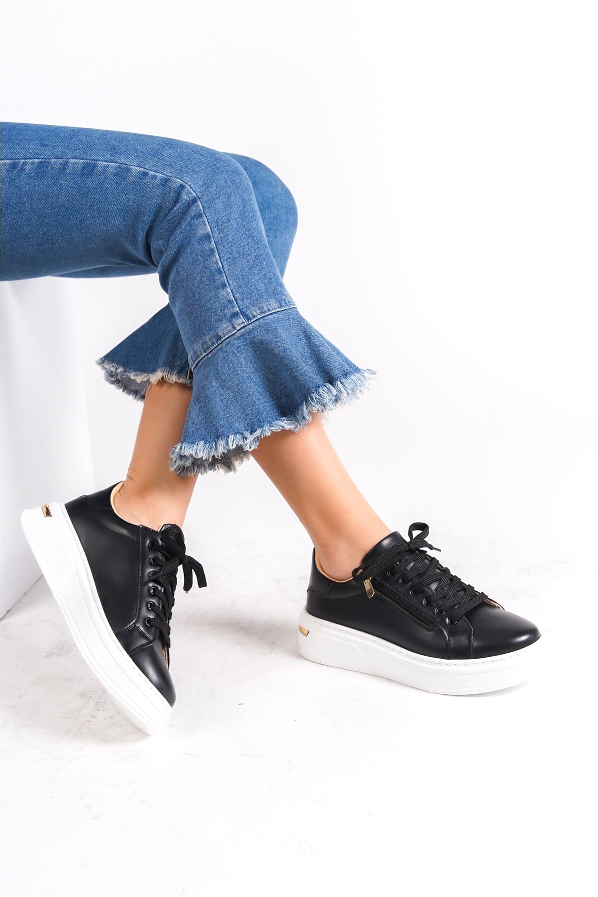 Lace-up Black Women's Sports Shoes - STREETMODE™