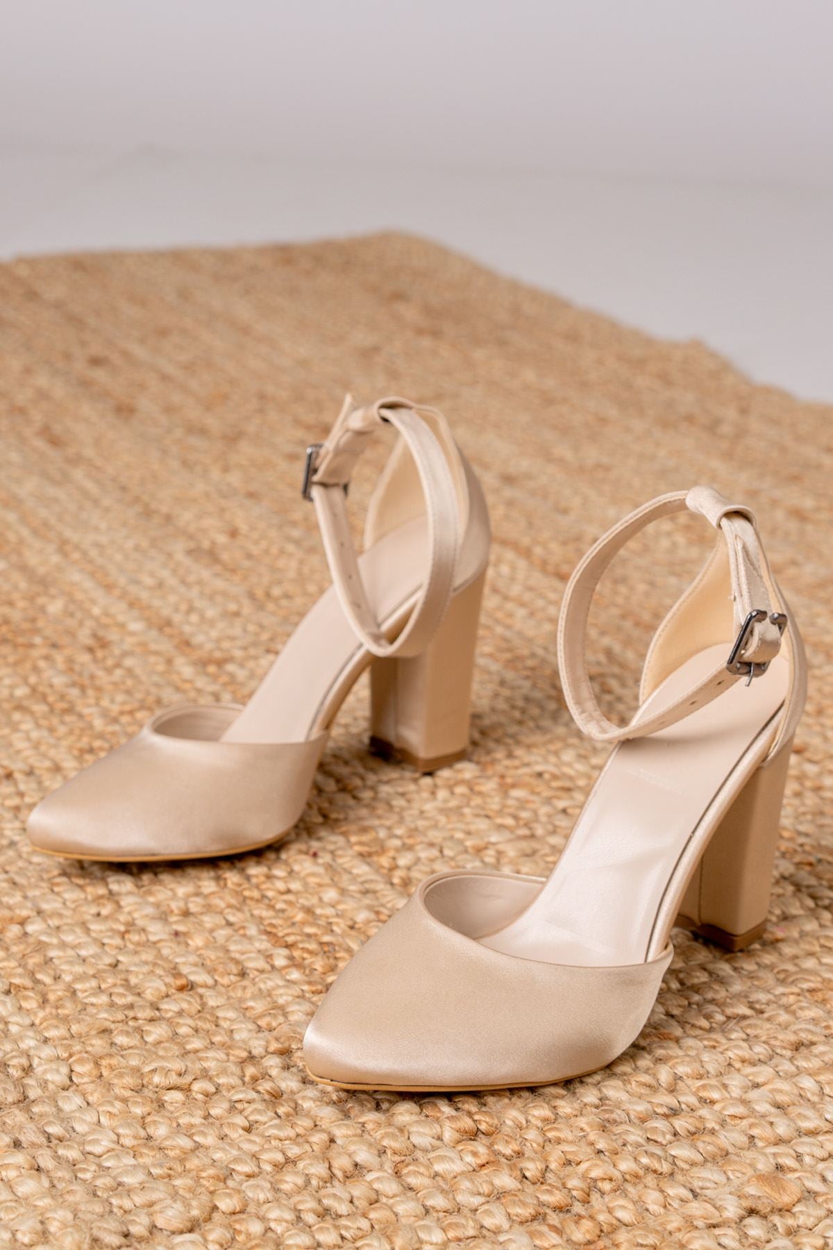 Lole Heel Cream Satin Detailed Heeled Shoes - STREETMODE™