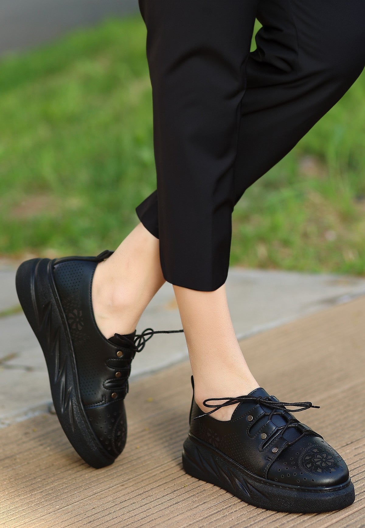 Women's Down Black Leather Lace-Up Sports Shoes - STREETMODE™