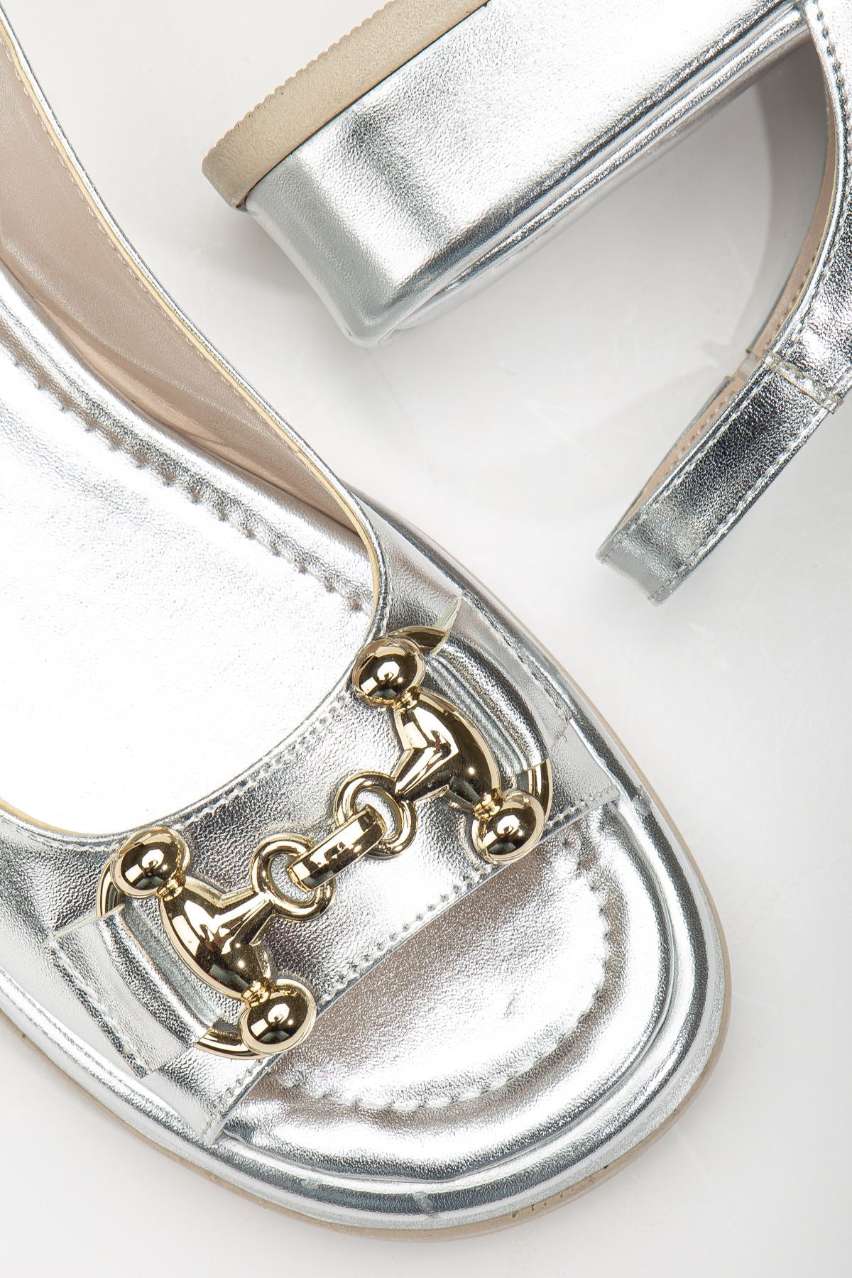 Women's Silver Shiny Skin Buckle Detailed Sandals - STREETMODE™