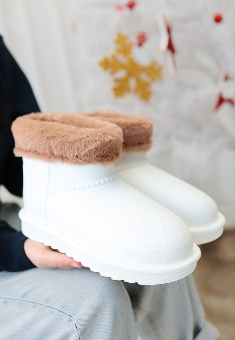 Women's White Oval Toe Waterproof Fur Lined Boots - STREETMODE™